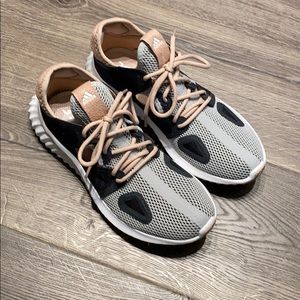 Adidas Bounce shoes. Size 7.5